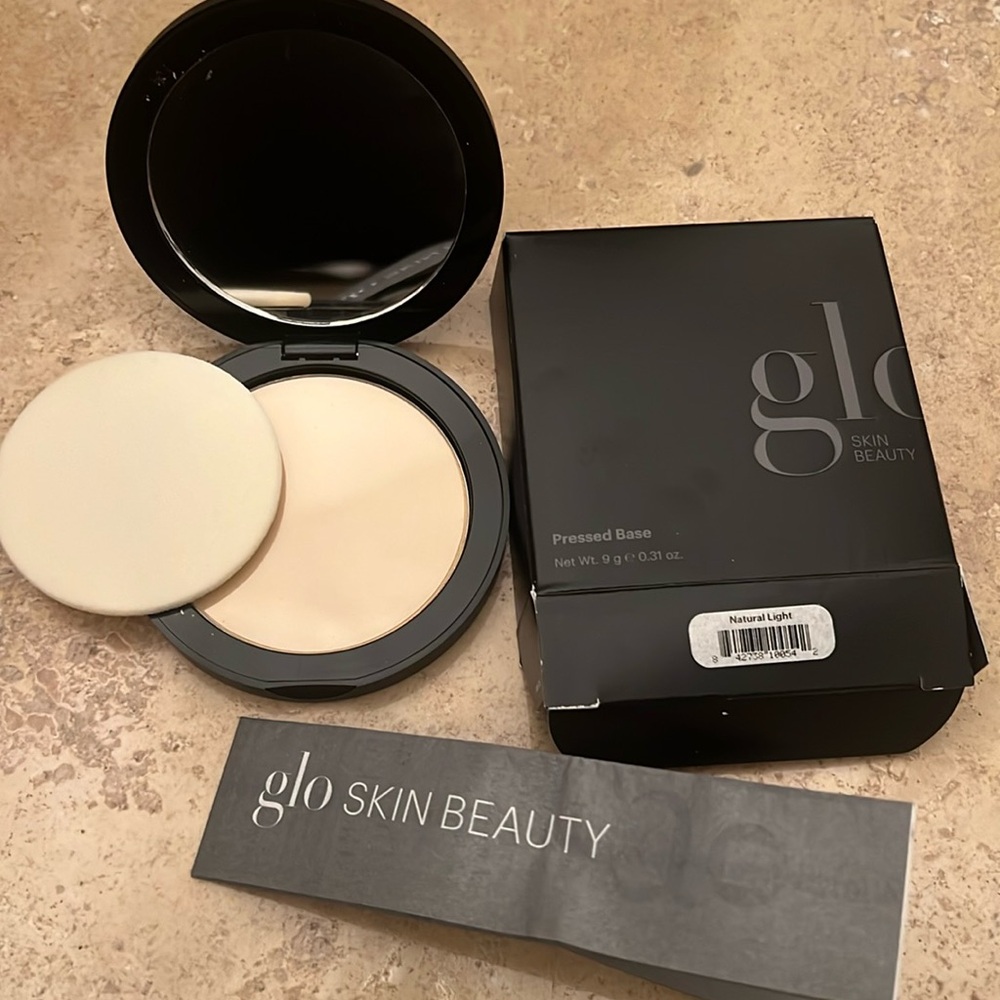 New In Box Glo Skin Beauty Pressed Base Powder Foundation in Natural Light Color